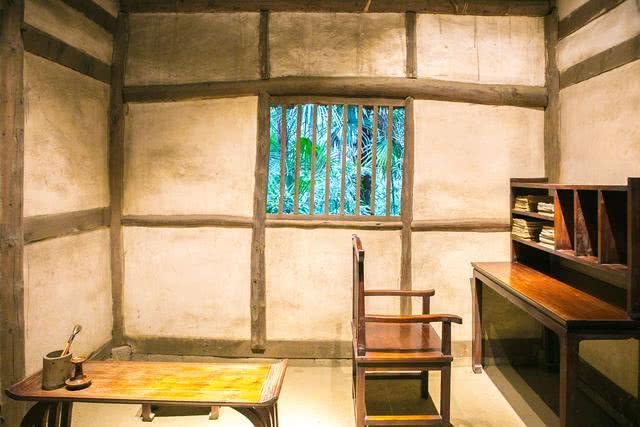 其实早在一千多年以前,真正的杜甫草堂只是几间破旧简陋的茅草屋,生活