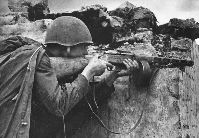 左手伏特加,右手波波沙,二战中占尽上风的"苏联神枪"