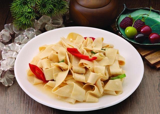 50岁大妈菜市场旁卖卤千张,两块钱一张,每天卖300以上.