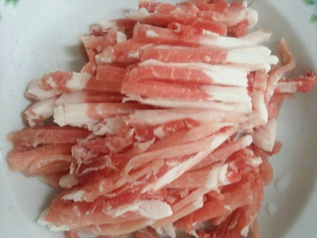 简单易做的洋葱炒肉丝,质地脆嫩,微甜带辛辣,营养丰富