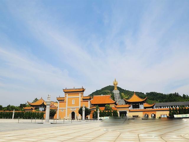 度假山庄3公里,驾车10分钟,步行30分钟,来沩山度假之余,可来佛寺参禅