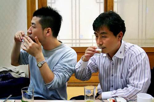 这个韩国人可以说是非常的爱喝酒了,空闲的时候就会和朋友喝几瓶烧酒.