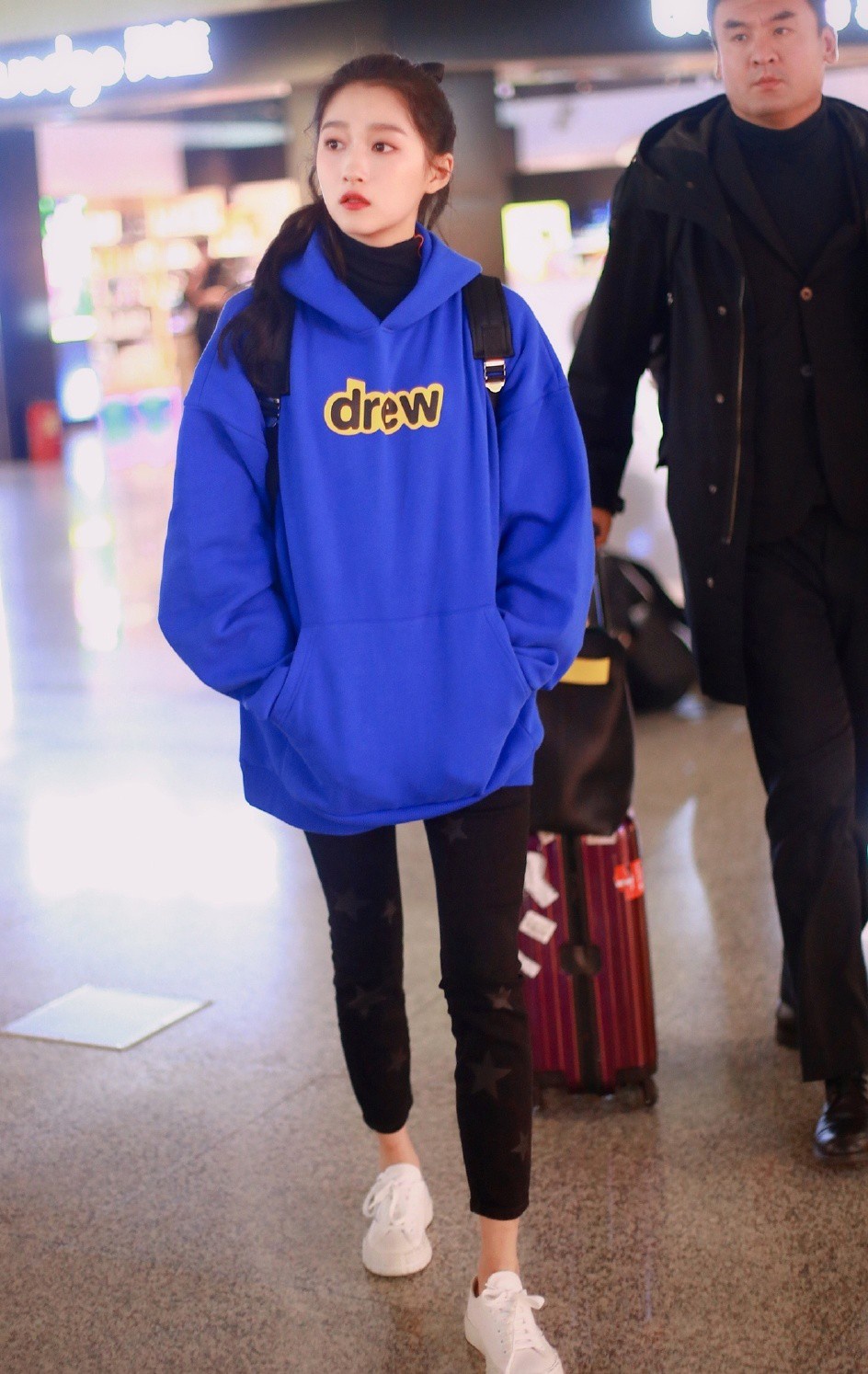 关晓彤现身机场,穿蓝色卫衣配星星紧身裤,戴蝴蝶结发带甜美可爱