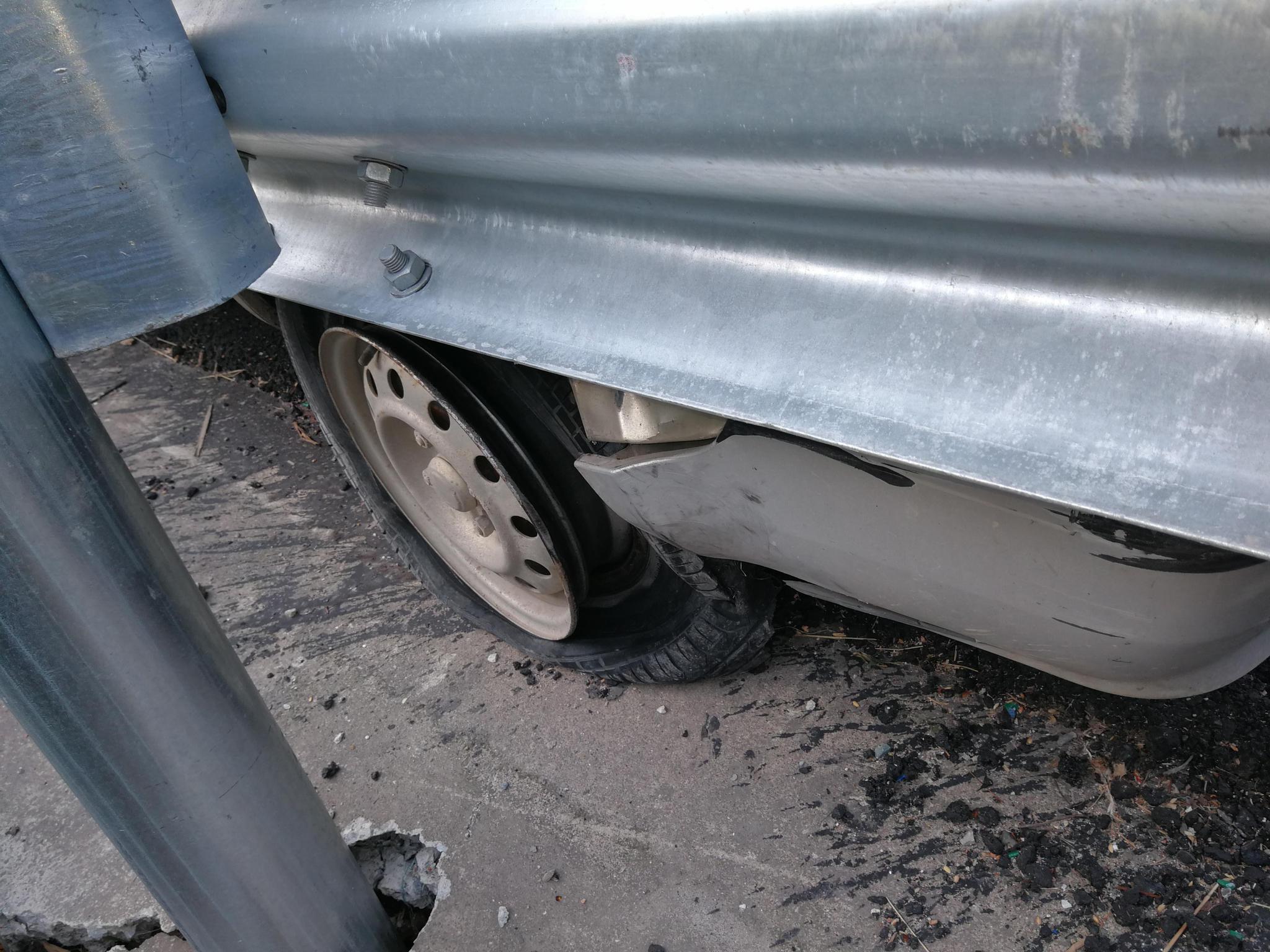 面包车爆胎旋转180度 车上三人因系了安全带安然无恙