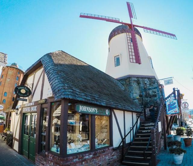 它的名字叫做格雷魔法学校,距离现在已经有8年的时间,而建造者是一位