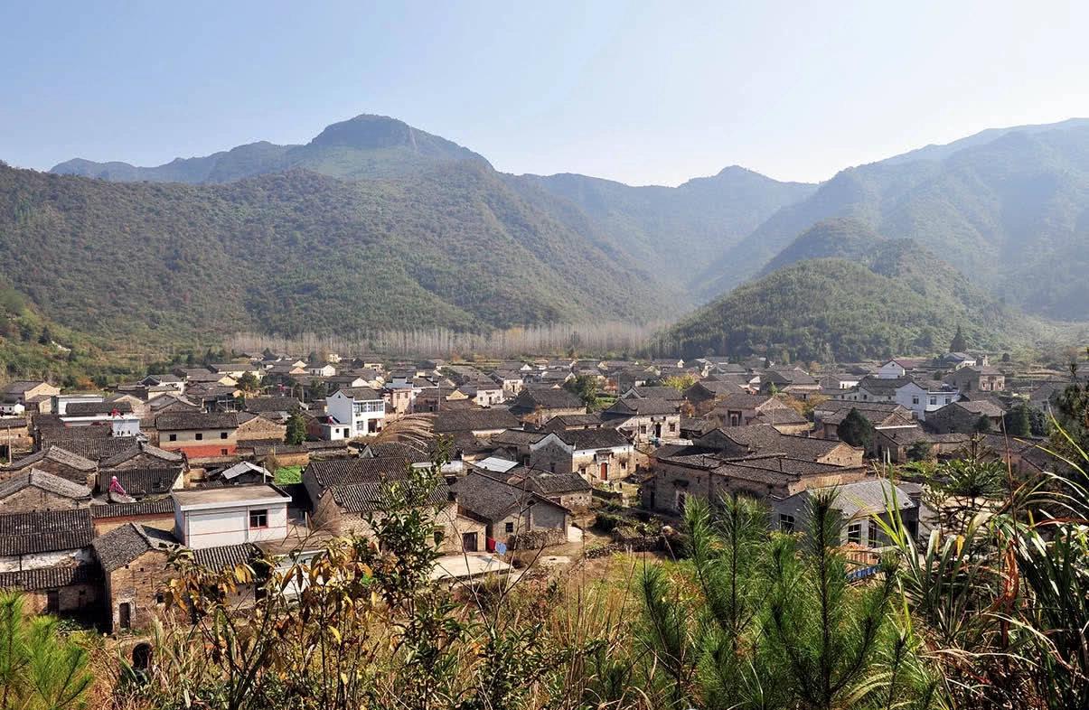 在南溪村南的情人谷,发现了一块刻有"金美娟"的碑文,印证了匈奴同姓不