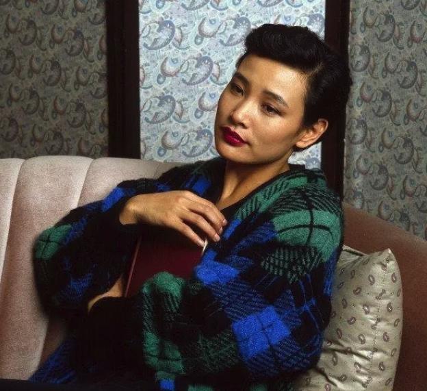 第一个登上奥斯卡颁奖舞台的华裔女演员陈冲58岁依旧性感迷人