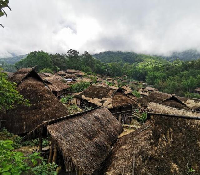 我国最后的原始部落房屋不用一砖一瓦家家都住茅草屋
