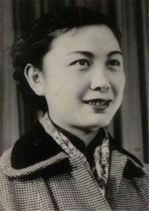 这位女子便是严凤英,1968年出生于安徽的一户普通人家,父母在她幼时