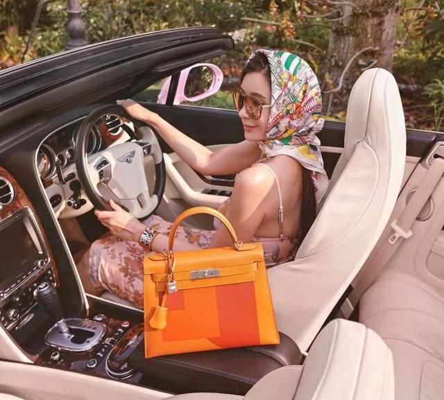 44岁名媛蔡欣颖爱炫富小到爱马仕包包大到私人飞机