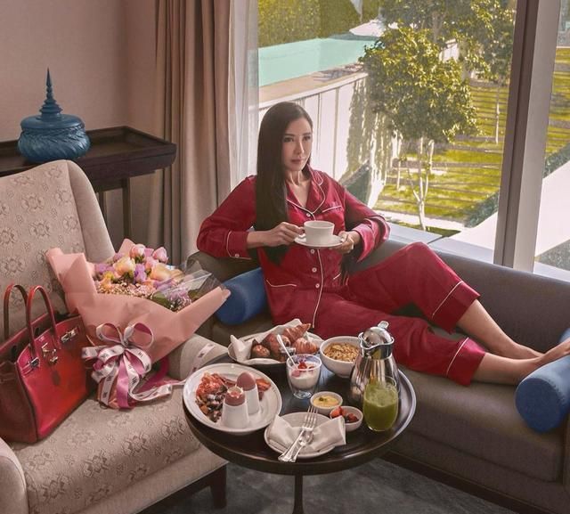 44岁名媛蔡欣颖爱炫富小到爱马仕包包大到私人飞机