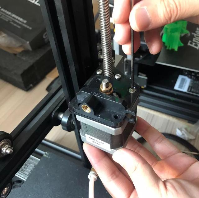 第四步:取出金属挤出机构,将轴承安装在挤出夹上面.