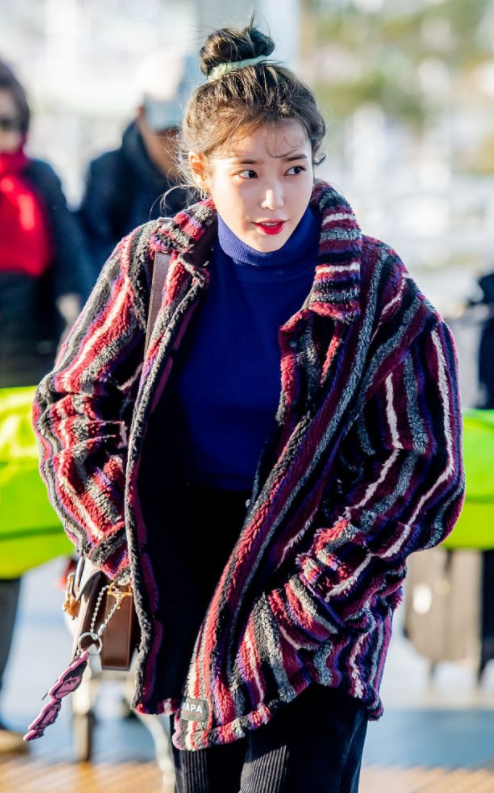 李知恩穿毛绒大衣配条绒裤,配奶奶盘发,却硬是把土味穿成时尚!