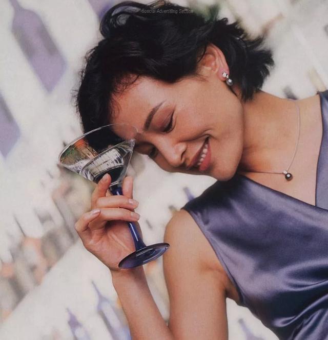 第一个登上奥斯卡颁奖舞台的华裔女演员陈冲58岁依旧性感迷人