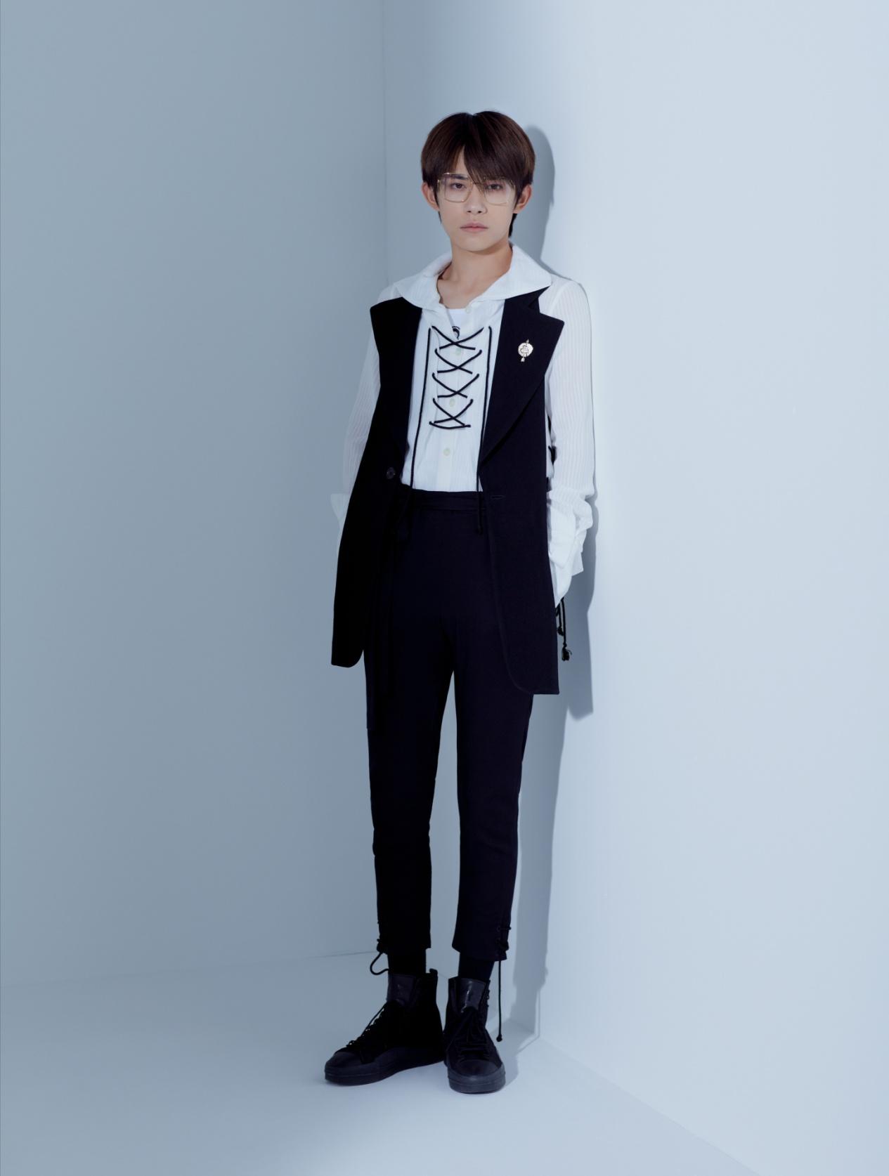 宠粉的易烊千玺解锁演唱会造型工装背心搭配牛仔外套太会穿了