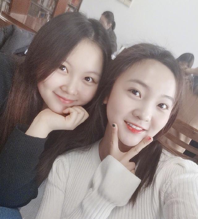 林妙可晒与同学合影照,站位靠前不惧脸大瑕疵,学校演出照又曝光