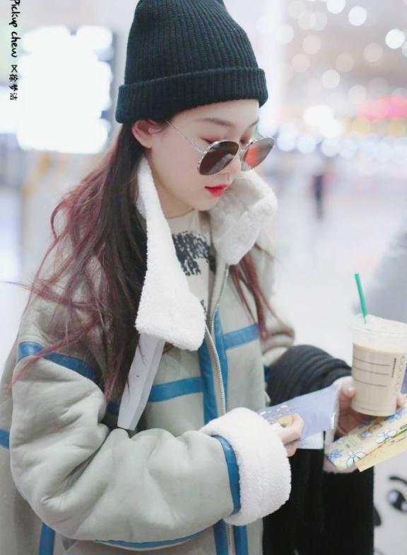 郑爽越来越自信了!头戴贝雷帽笑得好灿烂,模样还是那么青涩