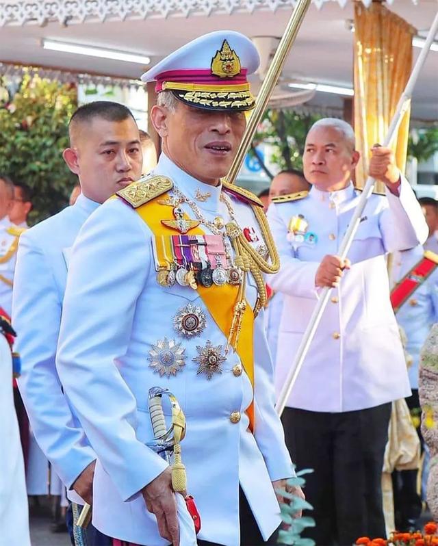 近日,泰国王室发布了一张哇集拉隆功穿运动背心的照片.