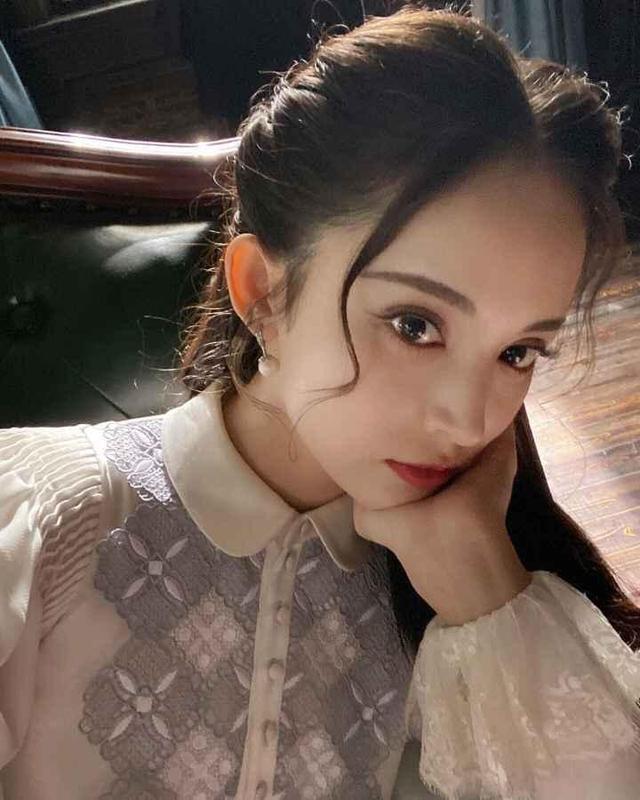 古力娜扎网纱礼帽与立领旗袍,妆容精致干净真民国大小姐