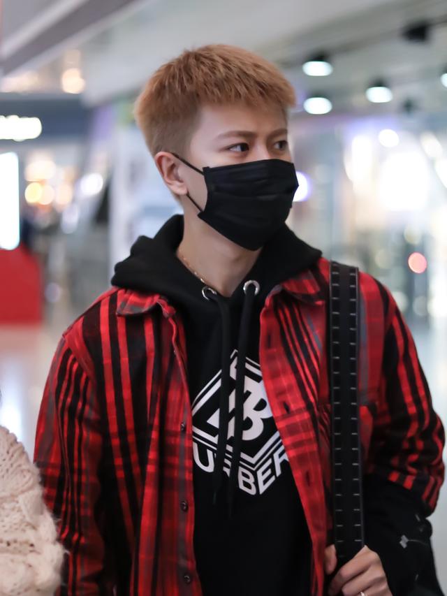 任嘉伦久违出席活动,穿冷灰西服套装,有担当的男人就是不一样