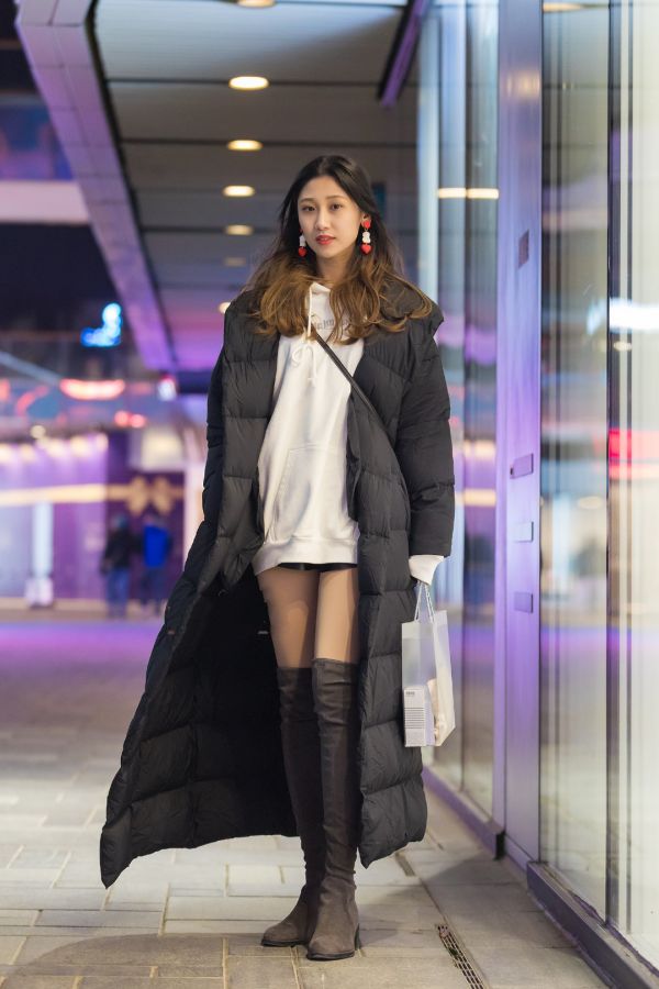 尤其是小姐姐这双白色长靴,和这件绿色紧身裙搭配起来,气质飙升,一双