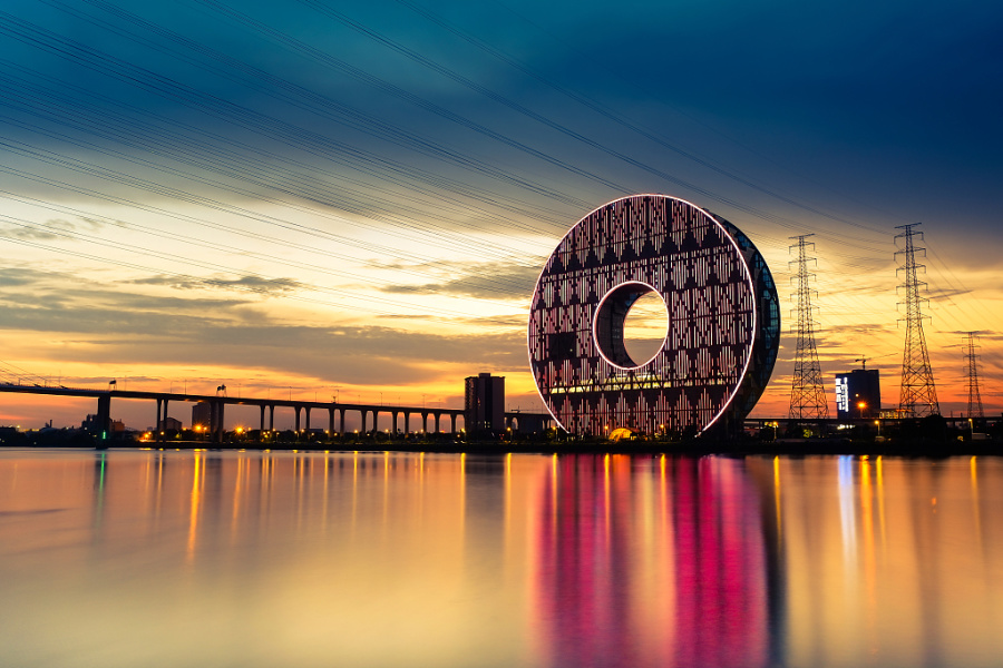 整座铜钱大厦外表酷似一枚铜钱,在珠江的倒影也是吸引不少摄影爱好者