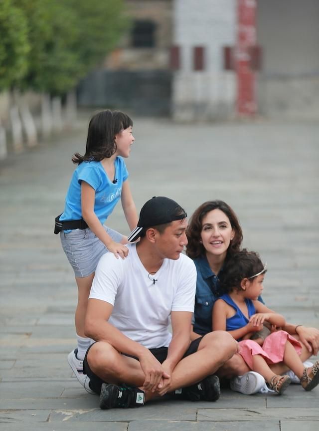 刘烨带儿女逛颐和园,为妻子庆生,一家四口合影超温馨