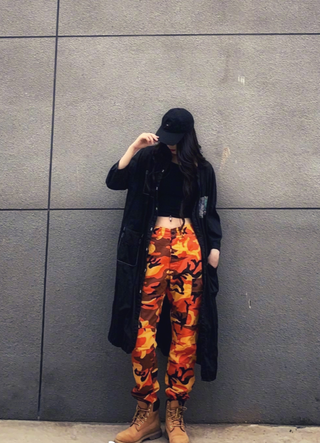 马丁靴的搭配与工装裤简直就是标配,更加凸显了杨馥宇的时尚感.