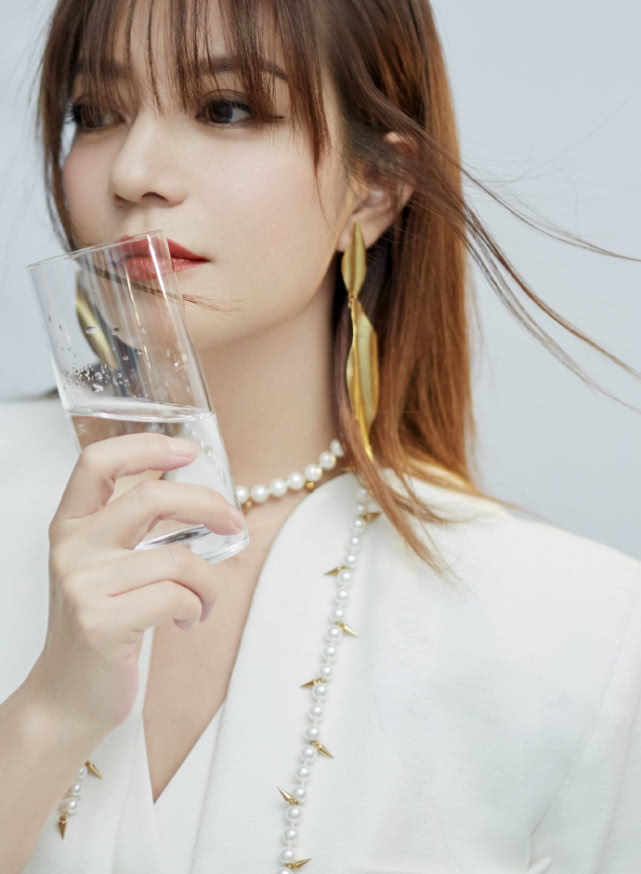 赵薇白色连衣裙秀美腿,优雅大气又性感撩人,颜值气质双在线