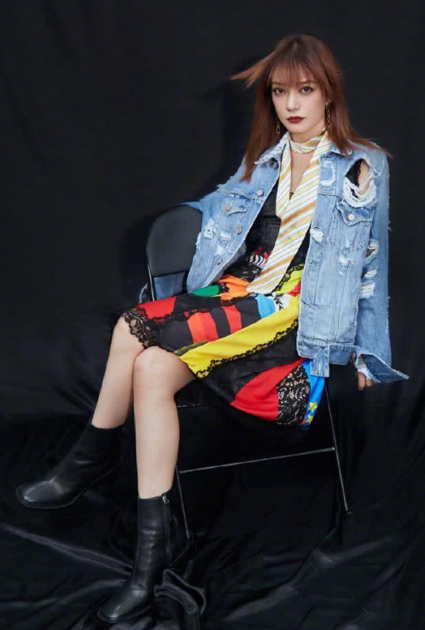 43岁赵薇把短靴穿成"袜子",抬腿那一刻还成了"奶棍腿"