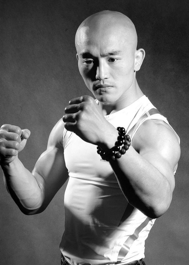 武僧一龙遭主播挑战,网友:他师弟打死过人