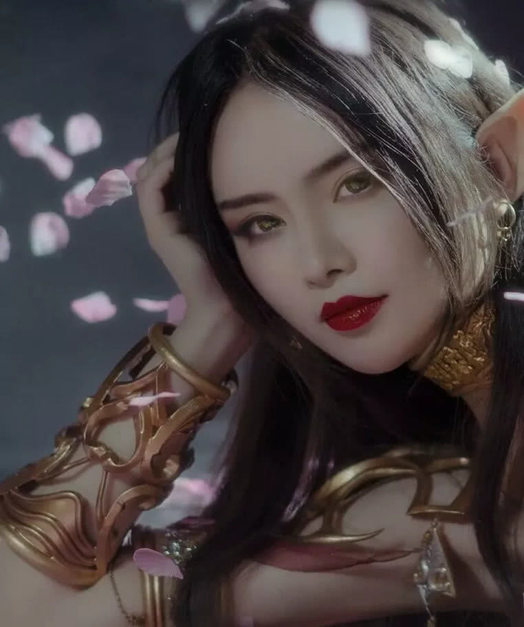 因为一开始的面纱装扮也好,后来露出了真容也罢,加上她那犹如蛇妖般的