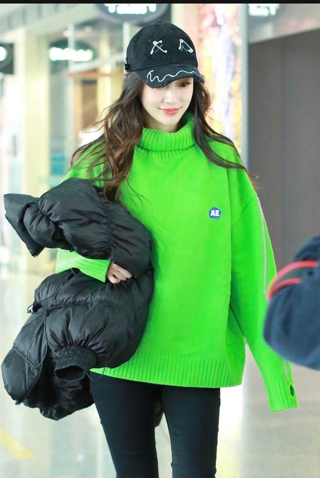 杨颖荧光绿毛衣,别针棒球帽个性减龄,大眼睛宛如真人芭比!