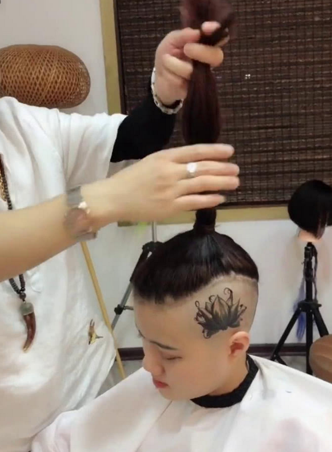 女生扎了个冲天炮的辫子,头上还刻了朵莲花,网友:扎的避雷针吗