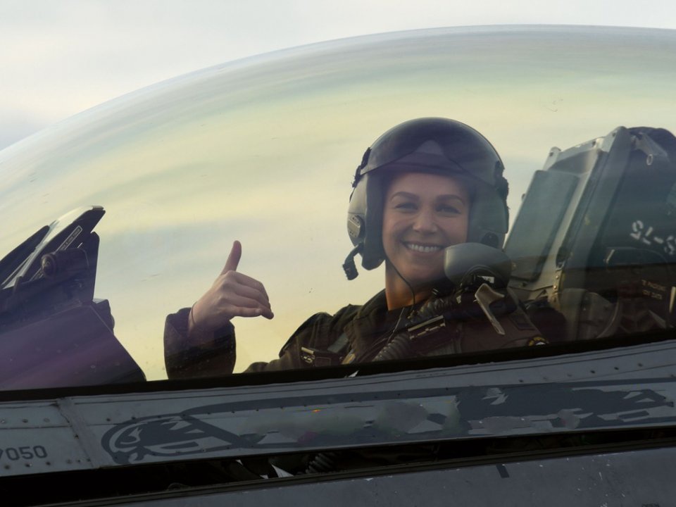 美海军正购买使女飞行员更容易小便的设备