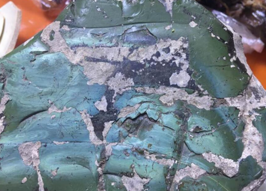 遛弯时偶然捡到的,我觉得是绿松石,这么大个头的可值钱了