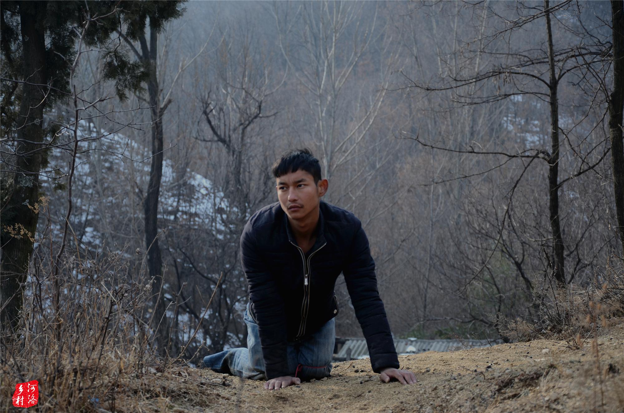 山村小伙爬行26年后截断双腿养鸡报答养父如今找到亲妈