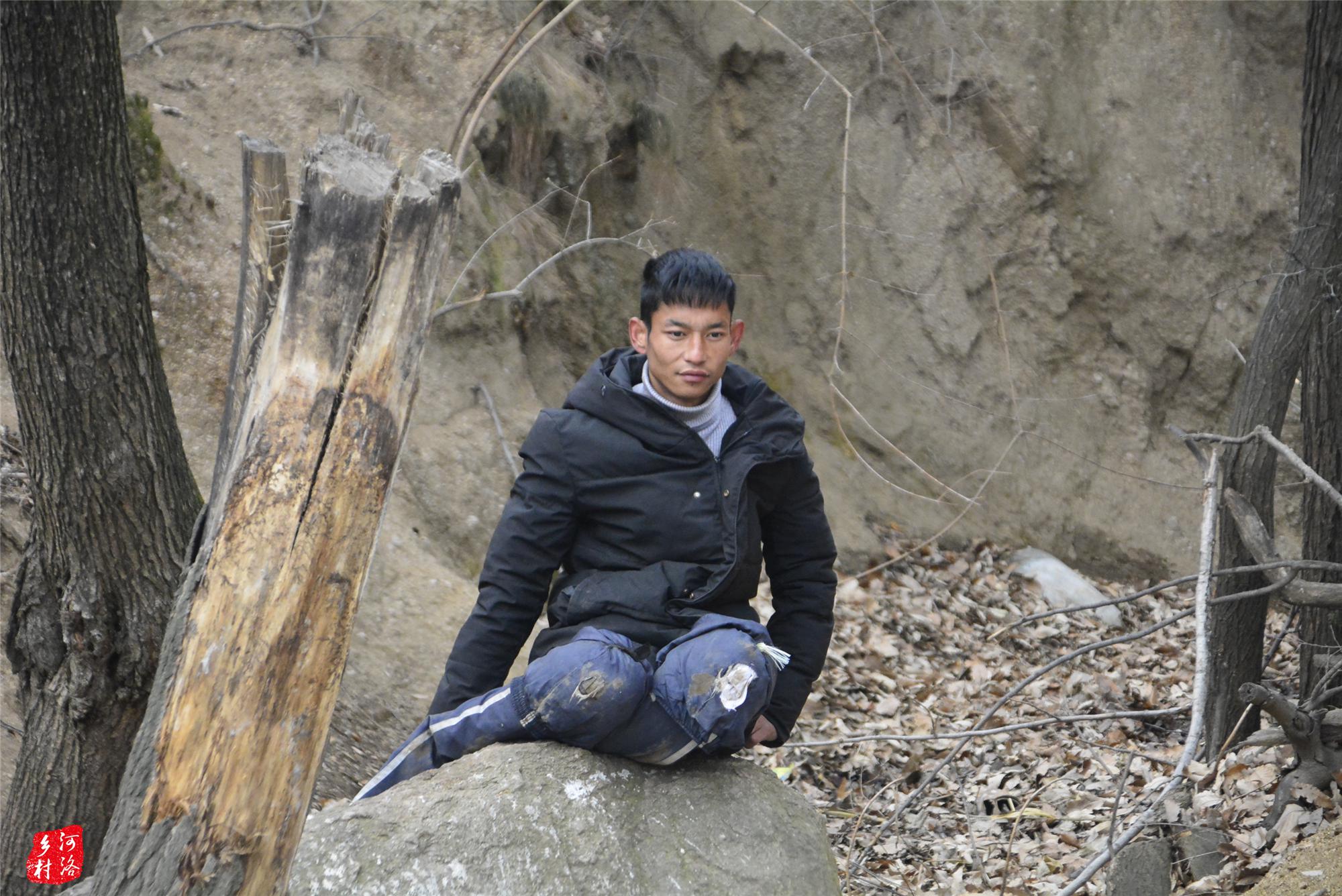 山村小伙爬行26年后截断双腿养鸡报答养父如今找到亲妈