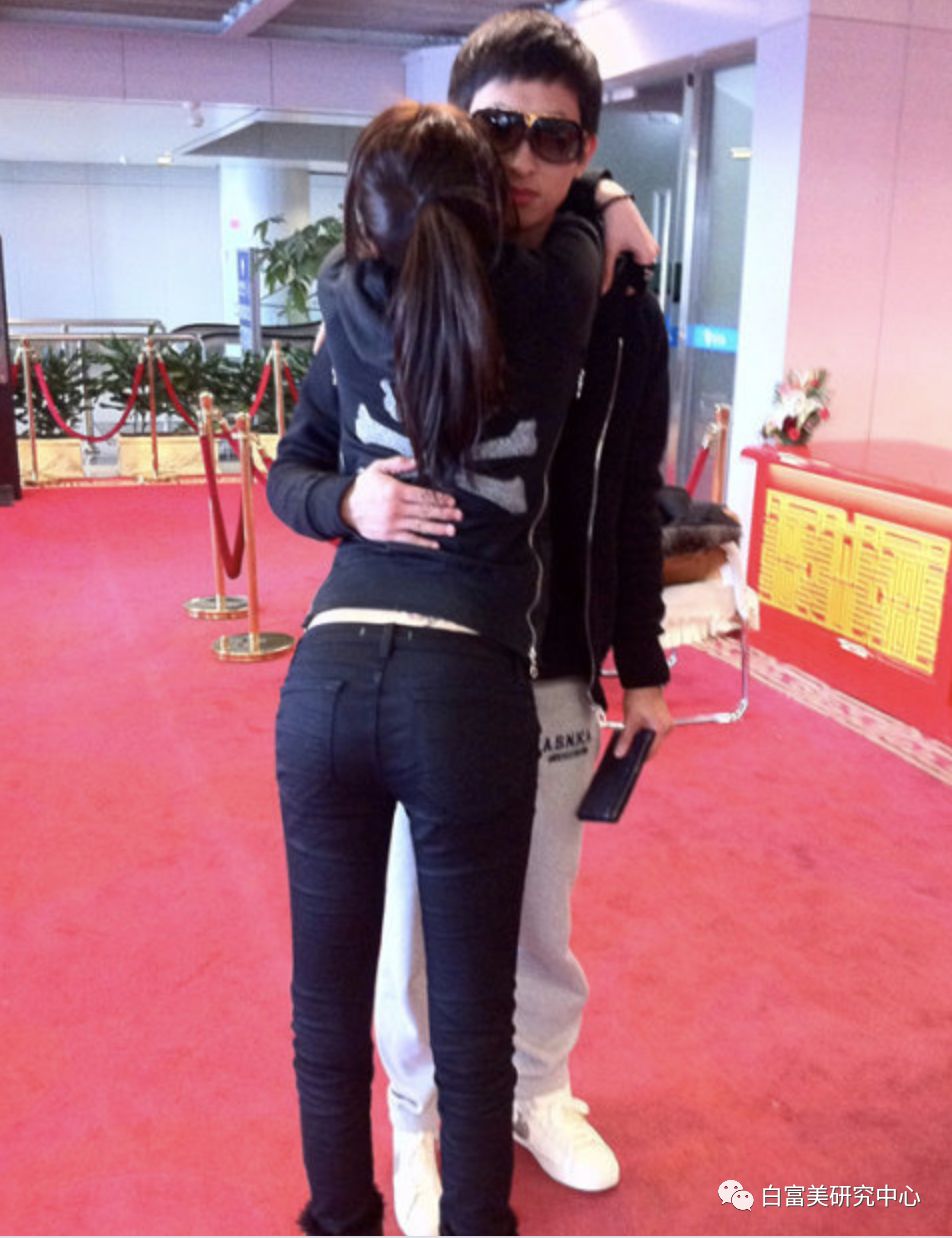 她当时称呼小圣为小圣圣,热恋期还挺甜的.