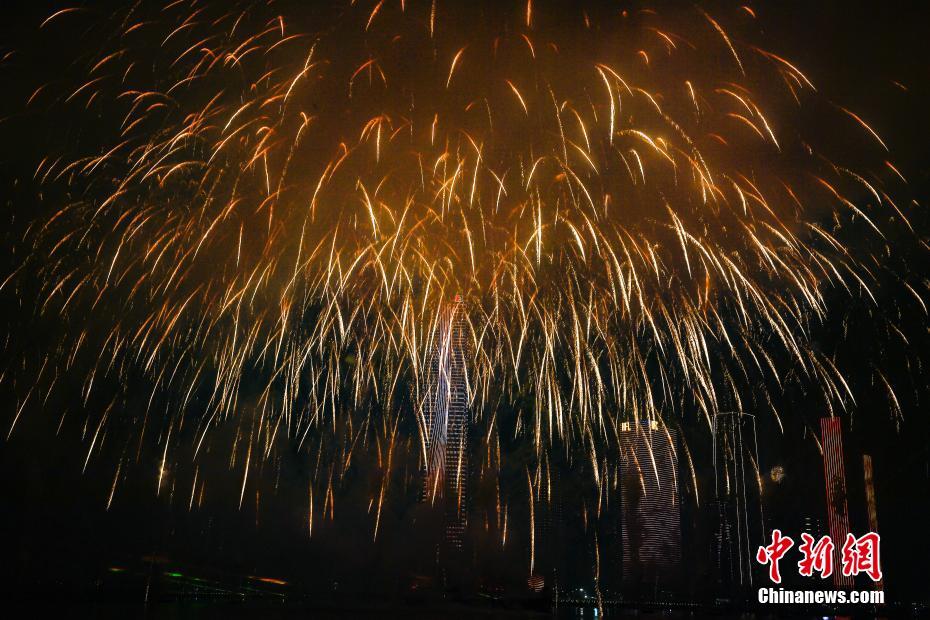 澳门与珠海首次联合举行烟花汇演庆祝澳门回归20周年澳门与珠海首次