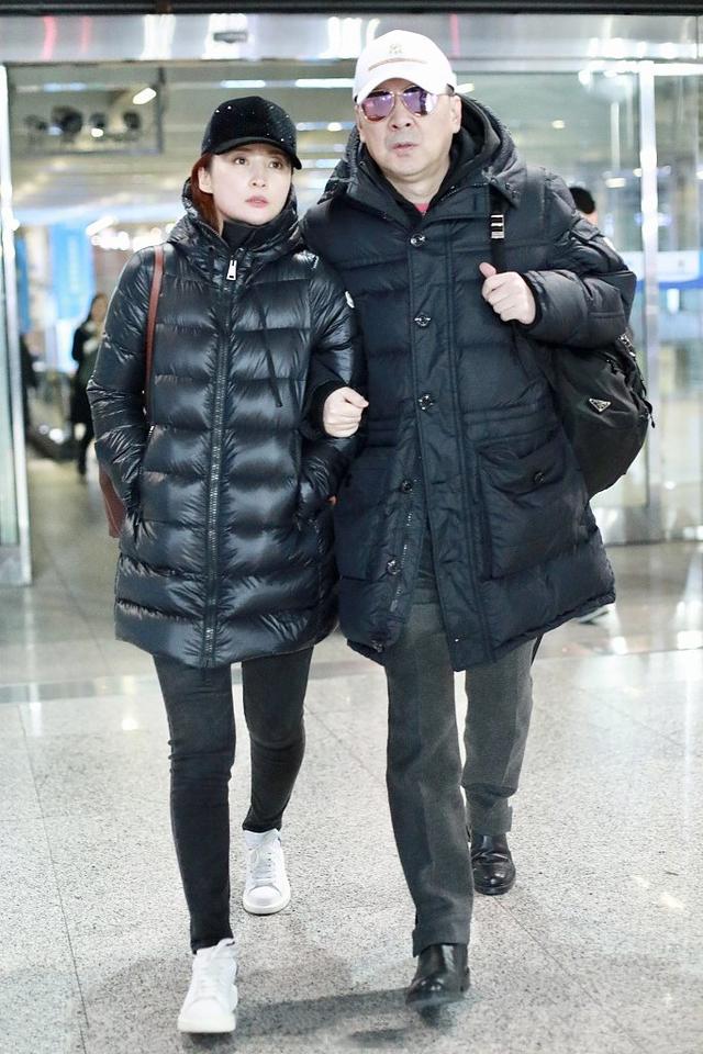 44岁蒋勤勤穿棋盘开衫活力了一把,表情却哀怨惹人怜,这是咋啦