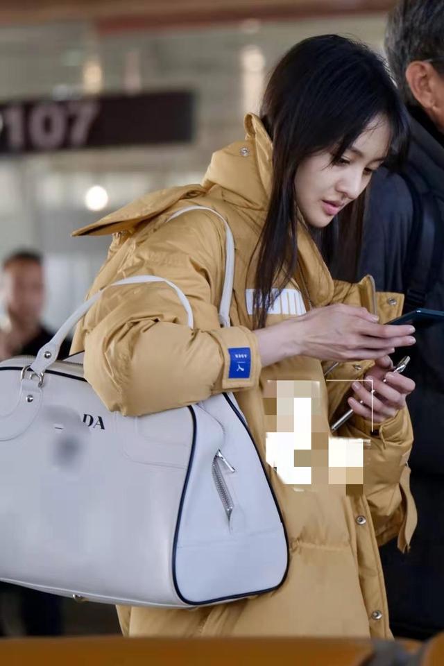 郑爽素颜现身机场,脸上的斑清晰可见,一路低头玩手机心情很好