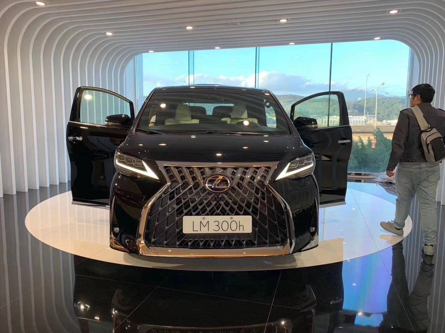 最贵雷克萨斯来了,2月24日上市,配26寸电视 冰箱,还能选装4座