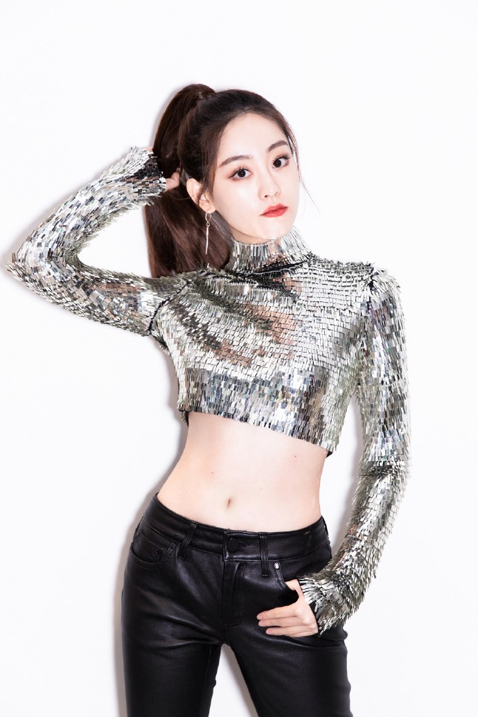 祝绪丹圣诞装扮好性感,高领亮片露脐上衣搭紧身皮裤,尽显小蛮腰