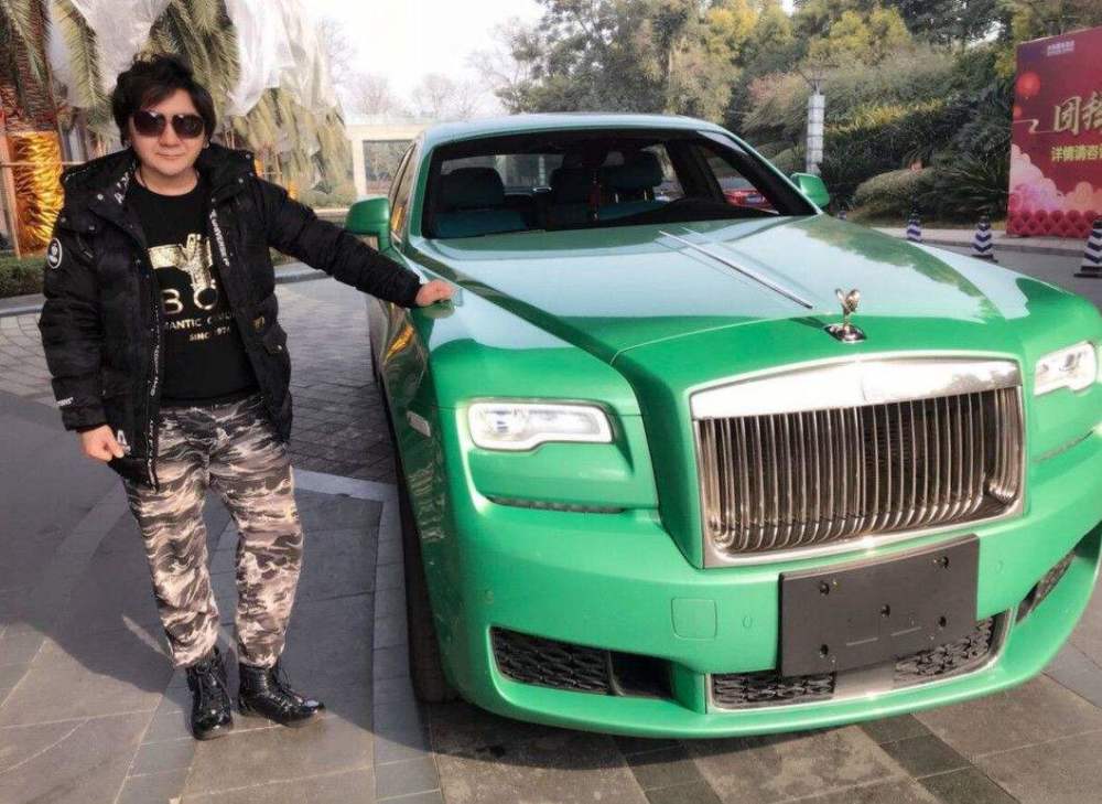 一首歌赚了近2亿,曾被骗光身家,如今又开660万劳斯莱斯-新浪汽车