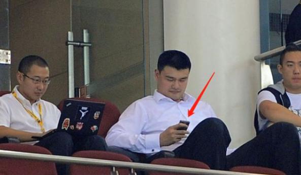 姚明玩手机像看麻将,奥尼尔的更狠