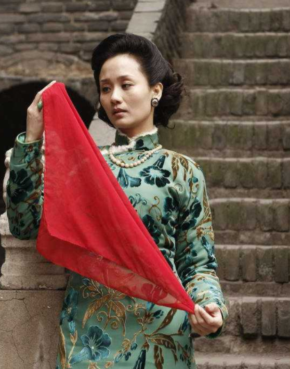 李颖曾是美得惊艳的挂历女郎,95年,凭借电视剧《浦江叙事》获得电视