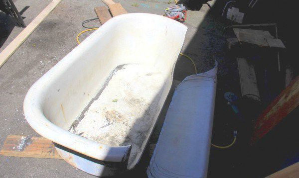 在路边捡破烂旧浴缸,锯开一半全都傻眼了