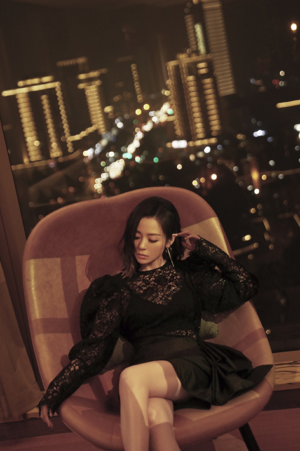 张靓颖在性感这条路上越走越顺,穿蕾丝透视衣 超短裙,魅力爆棚