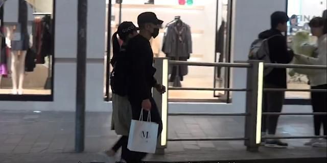 郭富城2岁女儿表演欲超强，近照似爸爸，方媛拿10万多包包购物